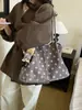 Bolsa transfronteiriça de camurça com poá para mulheres, nova bolsa de ombro vintage de outono 2026, bolsa de mão tote grande capacidade para o dia a dia
