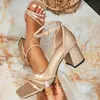 Sandalias de Tacón Grueso con Correa Fina de Diamantes Completos Color Dorado Champagne 2026 para Mujer, Sandalias de Tacón Grueso Brillantes con Correa de Tobillo de Pedrería para Vestido de Fiesta