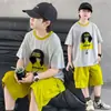 Conjunto de Ropa de Trabajo de Verano para Niños 2026 Nuevo Conjunto de Dos Piezas de Manga Corta Fresco y de Moda Moda para Niños Medianos y Grandes Camiseta Estampada Camiseta de Moda