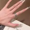 Anillo de Colección Retro de Lujo Ligero con Trabajo Pesado de Diamantes Completos Diseño de Nicho Estilo de Corte Anillo Abierto Exquisito para el Dedo Índice