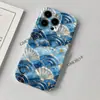 Fornecimento transfronteiriço de capas de celular: uma capa de celular luxuosa com padrão de onda do oceano azul e dourado e escamas de peixe, apresentando um novo design estilo chinês com uma estampa nacionalista