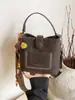 Bolso Retro para Mujer 2024 Nuevo Otoño e Invierno Nicho Hombro Único Cruzado Cubo Gran Capacidad Pu Tote Bolso de Mujer