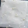 Véu de Noiva Youlapan V01 Branco com Camada Única de Pérolas, Pente e Bordado, Estilo Curto Simples, Acessório de Cabeça para Sessão de Fotos, Vestido de Noiva