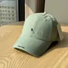 Boné de beisebol de aba macia para primavera com bordado de letras pequenas para mulheres, moderno e casual, versátil para passeios, boné tipo bico de pato simples e estiloso