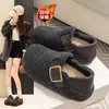 Zapatos casuales de algodón cálidos con forro de felpa, tipo slip-on de doble uso, que aumentan la altura, nuevos zapatos de invierno 2026 para mujer, zapatos slip-on Birkenstock para mujer