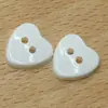 Botones de resina coloridos en forma de corazón con dos agujeros, disponibles en stock, perfectos para ropa, suéteres y manualidades DIY; disponible al por mayor