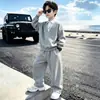Conjunto deportivo de estilo coreano para niños para primavera, otoño e invierno 2026, nuevo conjunto de dos piezas de sudadera moderno y elegante para niños