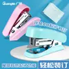 Mini Grapadora Guangbo para Oficina, Entrega y Estudiantes, Grapadora Pequeña, Ligera y Duradera, Colores Surtidos, Mayoreo