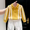 Suéter de punto amarillo nuevo estilo coreano para niños otoño e invierno 2026, camisa polo infantil de bloques de color color dopamina, pantalones de pierna recta, moderno