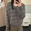 Nueva colección Otoño-Invierno 2026 para mujer: suéter a rayas holgado, cómodo y agradable para la piel, con cuello mandarín y estampado de oso mielero