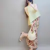 Conjunto de Verão Feminino da Moda Estilo Coreano, de Alta Qualidade e Estiloso, Conjunto de Duas Peças Versátil com Camiseta e Saia Reta Solta