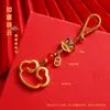 Llavero de Coche Colgante Atrae-Riqueza Versátil Chapado en Oro Patrón de Nube Antigua Colgador de Llaves Decoración Accesorio para Bolso de Teléfono Móvil Tendencia Nacional