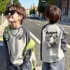 Camiseta de manga larga para niño de algodón puro con bloques de color, capa base para primavera/otoño, nuevo top raglán estampado elegante y versátil para niños