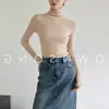 Camiseta base de punto sin costuras de cuello alto gris para mujer, suéter interior ajustado para otoño e invierno con hombros normales y mangas largas, adecuado para usar en capas.