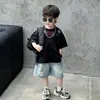 Roupa de Verão para Meninos Roupas Estilosas de Manga Curta para Crianças 2026 Novo Conjunto de Duas Peças para Bebê Tendência Cool Moda