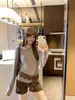 El diseño de moda de este año presenta un escote asimétrico a rayas, mangas largas y un top base ajustado que realza la figura, de estilo coreano para mujer, perfecto para el otoño.