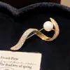 Broche de Flor de Concha de Zircón Chapado en Oro Real de 14K Estilo Lujo Ligero Perla de Imitación Nicho Moda de Gama Alta Exquisita Joyería de Pecho para Mujeres