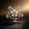 Broche de Moda Levemente Luxuoso para Mulheres, Inlaid com Pérolas de Água Doce, Acessório de Roupa, Alfinete, Fecho para Xale, Venda por Tempo Limitado