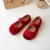 Outono/Inverno 2026 Novos Sapatos Infantis de Veludo Doce Antiderrapantes Sapatos de Bebê Estilosos Versáteis Sapatos de Princesa Grossos para Meninas