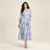 Vestido de encaje con bordado pesado estilo francés para mujer, cuello en V, cuello alto, mangas largas, cintura entallada y falda larga y fluida - disponible en stock, venta al por mayor desde la fábrica