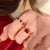 Anillo de Corazón Rojo Pequeño Incrustado de Diamantes que Hace Palpitar el Corazón para Mujer, Anillo de Moda Vintage Rojo de Corindón Lujo Ligero, Diamante de Alto Carbono Vintage