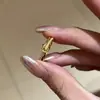 Anel Retro Dourado com Design Torcido para Mulheres, Fashion e Elegante, Anel para Dedo Indicador, Dupla Camada, Estilo de Luxo Leve, Anel Versátil