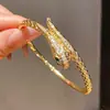 Pulseira com Fivela de Encaixe em Forma de Cobra Banhada a Ouro Real 18K Moda Retrô Pulseira Elegante Luxo Acessível Joias de Alta Qualidade para Mulheres