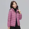 Nueva chaqueta ligera de plumas 2026 para mujer, estilo corto, con capucha, corte ajustado, cálida, plumón de pato blanco, elegante abrigo de invierno
