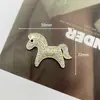 Novos Acessórios de Liga de Metal em Formato de Ferradura com Pedras de Strass, Joias de Alta Qualidade, Acessórios de Ano Novo, Acessórios de Cabelo Feitos à Mão, Materiais DIY para Capa de Celular