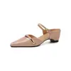 Zapatillas de moda sencillas de temperamento de nicho de 5 cm 2026 verano nuevo punta fina tacón grueso sin cordones chanclas perezosas sandalias