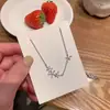 Collar de flores ligero de lujo estilo japonés y coreano para mujer, diseño de nicho, estilo dulce, simple, elegante y frío, cadena de clavícula de acero de titanio.