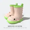 Botas de lluvia de tiburón de venta caliente transfronterizas para niños, venta al por mayor de comercio exterior, zapatos de agua ligeros antideslizantes para niños y niñas en la temporada de lluvias, adecuados para estudiantes de jardín de infantes