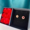 Brincos com Zircônia Vermelho Romã e Vermelho Sangue de Pombo Transfronteiriços, Banhados em Ouro Rosê Genuíno, Caixa Flor de Rosa, Design Geométrico Ol Flor da Moda