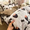 Juego de Cuatro Piezas de Terciopelo Fresco de Invierno 2026 Nuevo Estilo Funda de Edredón con Encaje y Pompón Grande Juego de Tres Piezas para Dormitorio de Estudiante