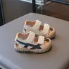 Sandálias de Dedo Infantis de Verão 2026, Sapatos de Praia Respiráveis em Malha para Meninos, Tênis Esportivos de Solado Macio para Meninas