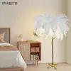 Lámpara de pie de plumas en stock para sala de estar, lámpara de ambiente de alta gama para mesita de noche de dormitorio, lámpara de mesa decorativa nórdica estilo ins de moda