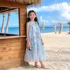 Vestido de Verano Nuevo para Niñas 2026 con un Estilo de Princesa de Alta Gama, Cuello Halter, Diseño Floral, Adecuado para Vacaciones en la Playa y la Costa