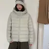Jaqueta Puffer Canelada com Capuz Nova de Inverno Feminina com Penas de Pato Branco Estilo Coreano Solta Casual Curta Leve Tendência Roupa Exterior