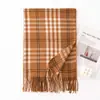 Xale Lenço Quente Xadrez Versátil Novo Estilo Britânico Retrô Atmosfera da Moda Outono e Inverno Lenço de Imitação de Caxemira para Mulheres