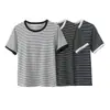 Camiseta de punto de manga corta a rayas de seda helada para mujer, Clase A amigable con la piel, top de color block con cuello redondo, corte ajustado, hombro normal, capa base de media manga