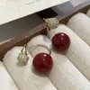 Brincos de Cubo com Pérola Vermelha de Ano Novo para Mulheres, um Estilo Versátil e Popular para o Ano do Signo Delas, com um Toque de Alto Padrão e Luxo