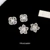 Pendientes de Flor Hueca de Perla con Circonita y Aguja de Plata, Estilo Minimalista, Temperamento de Nicho, Pendientes Versátiles, Lujo Ligero, Sensación de Alta Gama