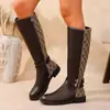 Nueva colección otoño/invierno 2026: Botas de montar de caña media para mujer, con bloques de color, estampado retro y tacón grueso, disponibles en tallas grandes, diseñadas para exportación y como calzado de moda para mujer
