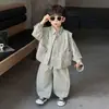 Traje de Primavera y Otoño para Niños 2026 Nuevo Estilo Coreano Infantil Fresco Atractivo Camisa Chaleco Conjunto de Tres Piezas Ropa Casual para Niños Pequeños