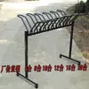 Se colocan expositores en fila, estanterías de exhibición, soportes para tiendas, estantes, bicicletas, estacionamiento, bicicletas de montaña, otros
