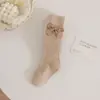 Leggings infantis 2026 primavera e outono novo estilo meia-calça para meninas com listras finas e laço, meias para bebês PP grandes atacado