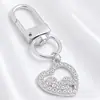 Lujo Ligero Chapado en Oro Full Diamante Charm Hebilla en Forma de D Colgante Hueco en Forma de Corazón Accesorios para Bolsos Llaves Fábrica Stock Mayorista