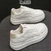 Tênis brancos de couro bovino de alta qualidade com sola grossa para mulheres, novos e versáteis sapatos esportivos casuais para o outono de 2026