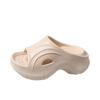 Sandalias y pantuflas de suela gruesa para aumentar la altura, con sensación de pisar excremento, para uso exterior de verano en mujeres, nuevas pantuflas de playa de moda casual 2025