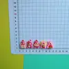 Urso Morango Cartoon Brilhante Resina Artesanal DIY Cola Creme Buraco Grampo Sapato Flor Sapato Acessórios Material Atacado